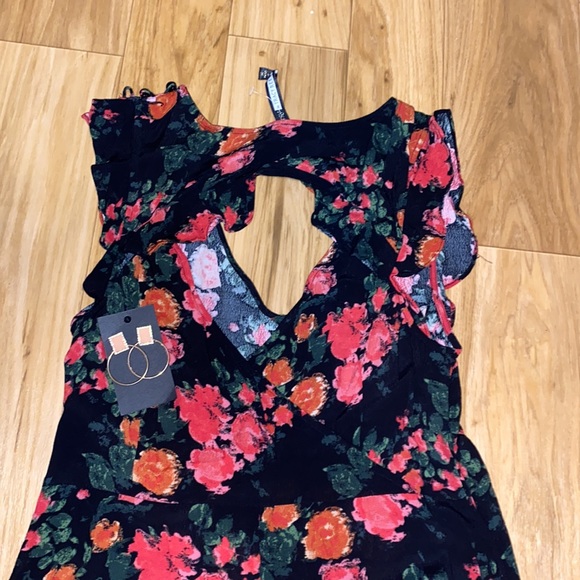 Tracy Reese size Med jumpsuit; cutout in back; earring inc for FREE - Picture 4 of 5